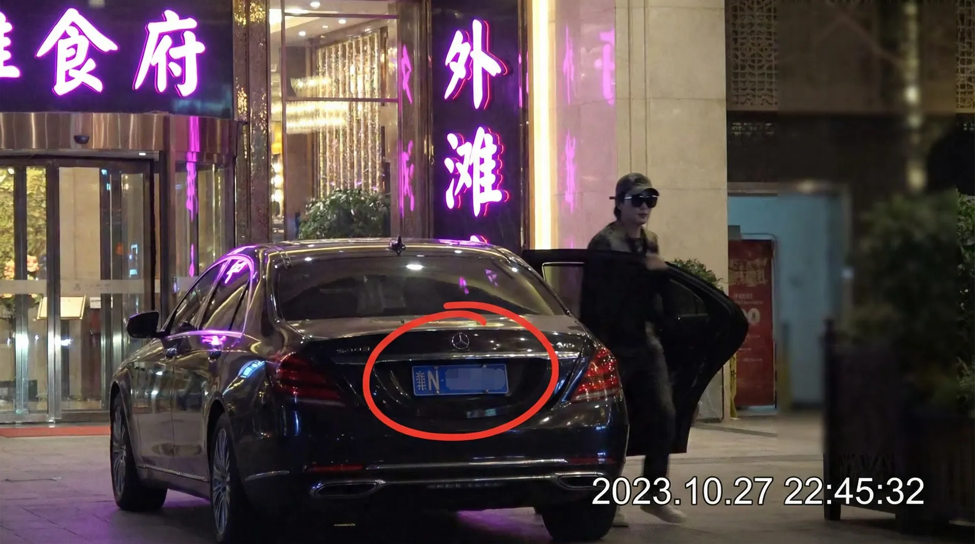 一起草 - 豪车餐厅外偷拍